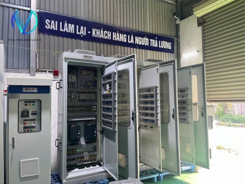Nên chọn vỏ tủ điện sơn tĩnh điện hay vỏ tủ điện inox